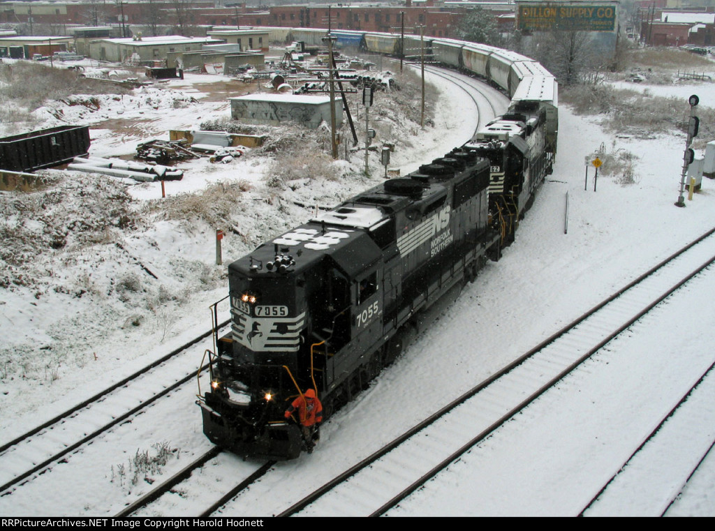 NS 7055 & 5062 swing out at Boylan 